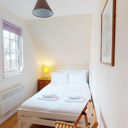 25 Tudor Court, Tolroy Manor Хейл Екстериор снимка