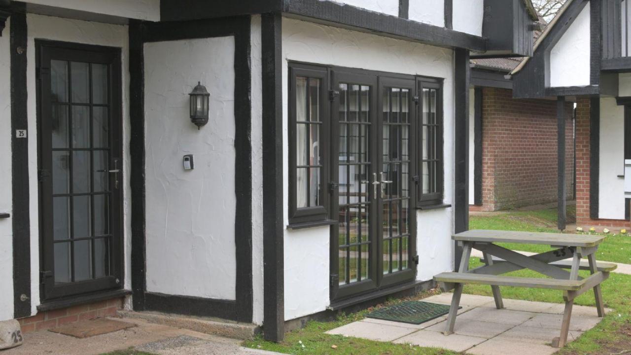25 Tudor Court, Tolroy Manor Хейл Екстериор снимка